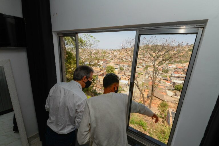 Romeu Zema anuncia a regularização fundiária de 8 mil imóveis em Santa Luzia, na Grande BH