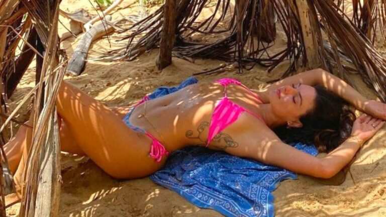 Isis Valverde posa ao ar livre na beira da piscina e esbanja beleza corporal: “Toda bronzeada!”