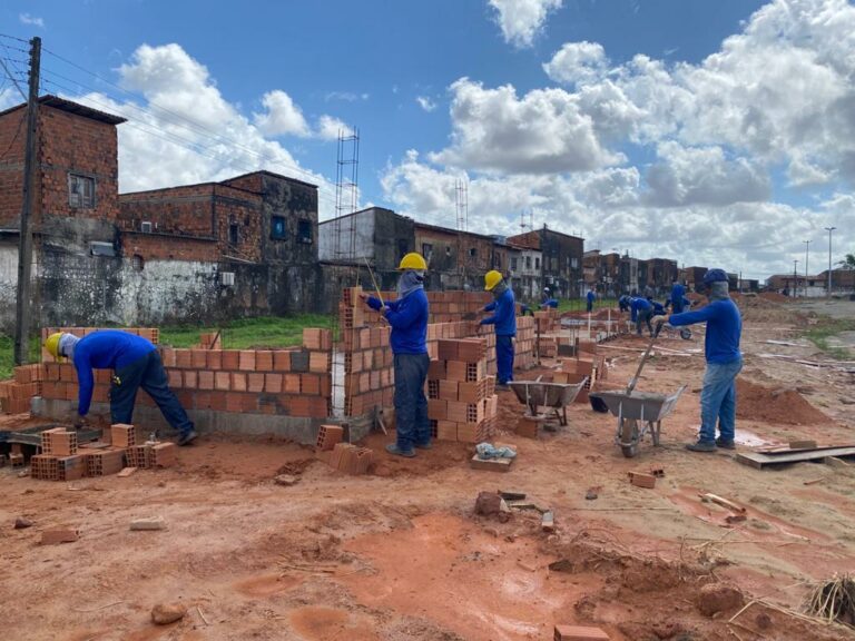 Em São Luís, construção da Praça da Família na Vila Palmeira gera emprego e renda para a comunidade