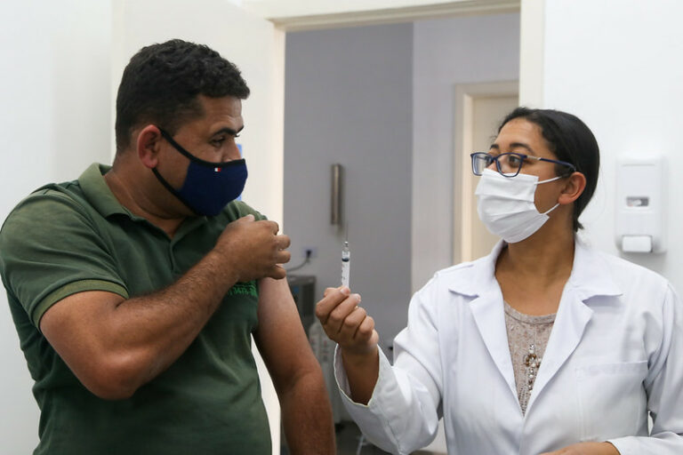 Estado de SP atinge novo recorde na vacinação com 680 mil doses diárias aplicadas