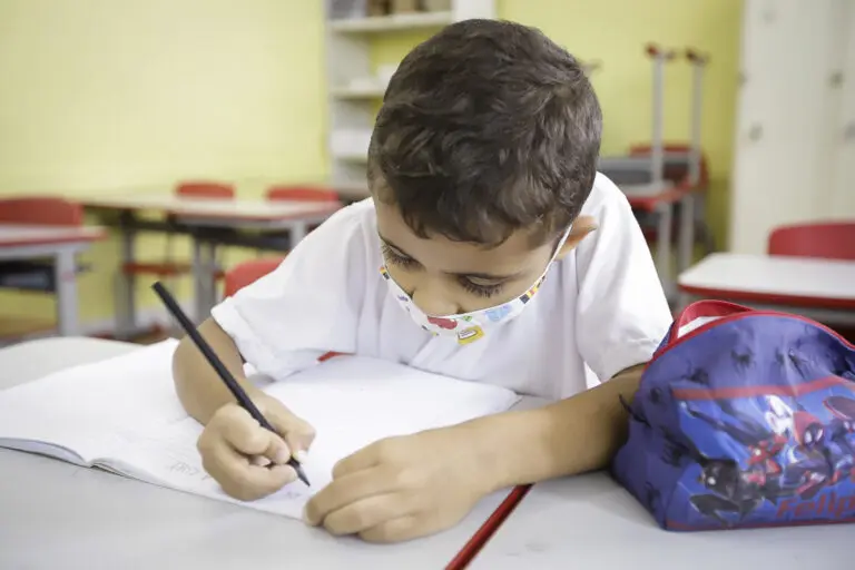 Estado de SP pagará R$ 1 mil para manter alunos do ensino médio na escola