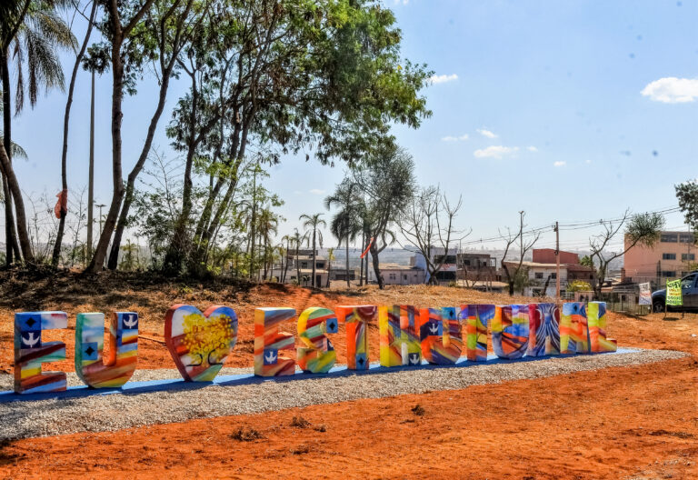 “Eu amo a Estrutural”: novo letreiro celebra amor pela cidade