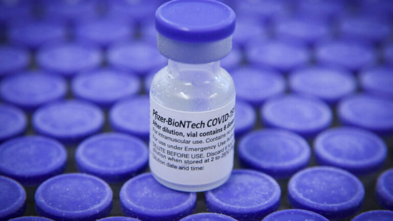 Adolescentes de 12 a 17 anos recebem doses remanescentes da Pfizer