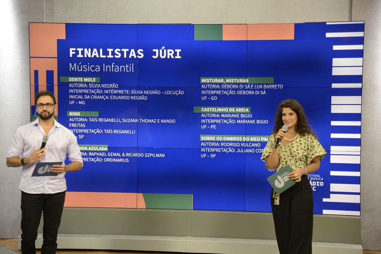 Os apresentadores Tiago Alves e Bia Aparecida durante apresentação dos finalistas do Festival de Música Rádio MEC