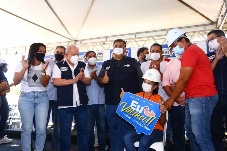 Governador Flávio Dino acompanha vacinação no Hospital da Ilha, com presença do ex-presidente Lula