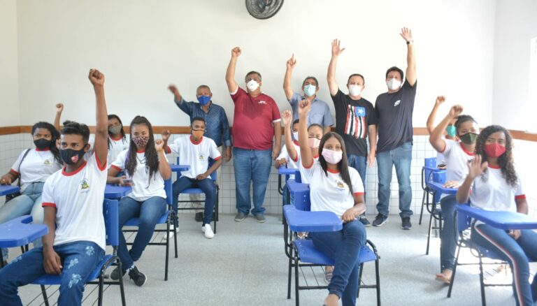 Governo entrega escola reconstruída em Cajapió e emociona comunidade escolar