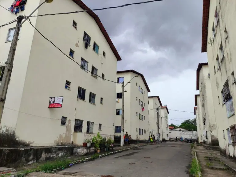 Governo entrega títulos de propriedade e anuncia reforma do Residencial Monte Castelo