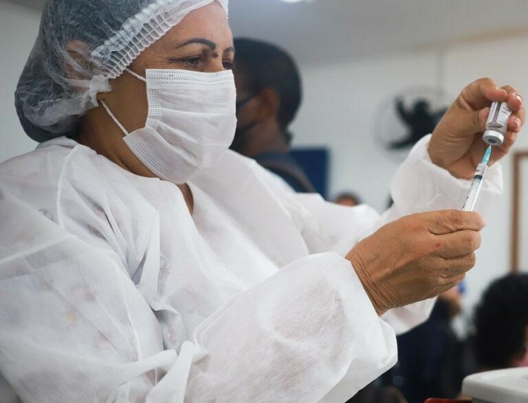 Governo realiza Mutirão da Segunda Dose contra a Covid-19 com aplicação do imunizante para os profissionais de comunicação