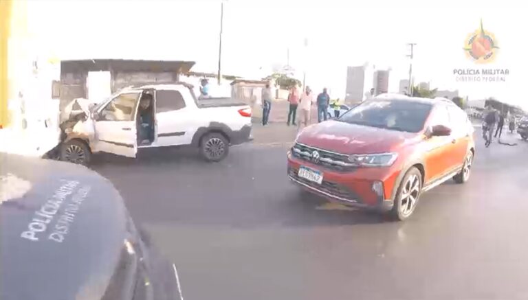 Homem tenta fugir com carro roubado, colide contra outros veículos, mas acaba preso pela PMDF