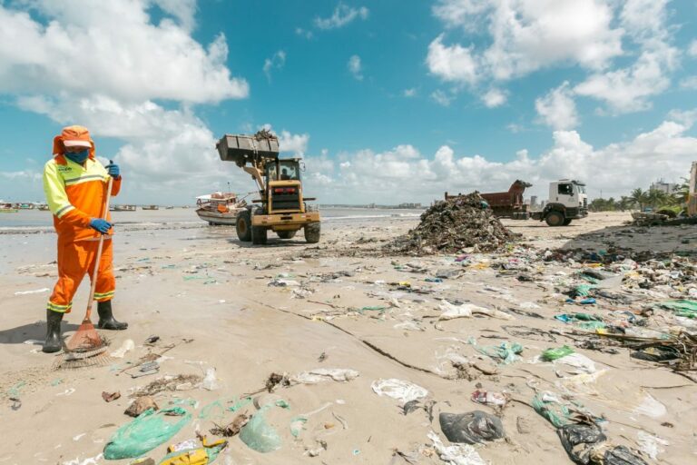 Limpeza na Praia da Avenida retira 300 toneladas de lixo do Centro Pesqueiro