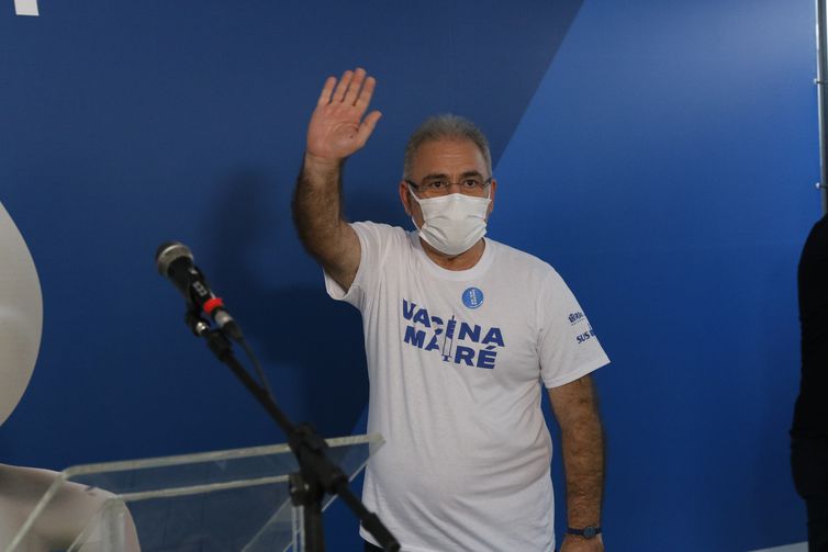 O ministro da Saúde, Marcelo Queiroga, participa de vacinação em massa contra a covid-19 de moradores do Complexo da Maré