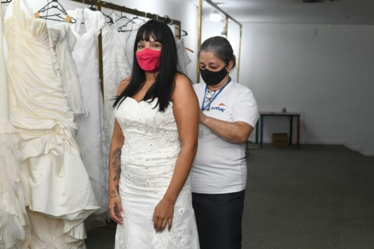 Noivas escolhem vestidos para o Casamento Comunitário