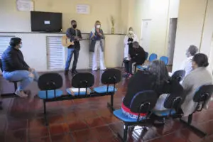 O canto que acalma os pacientes mentais no Riacho Fundo