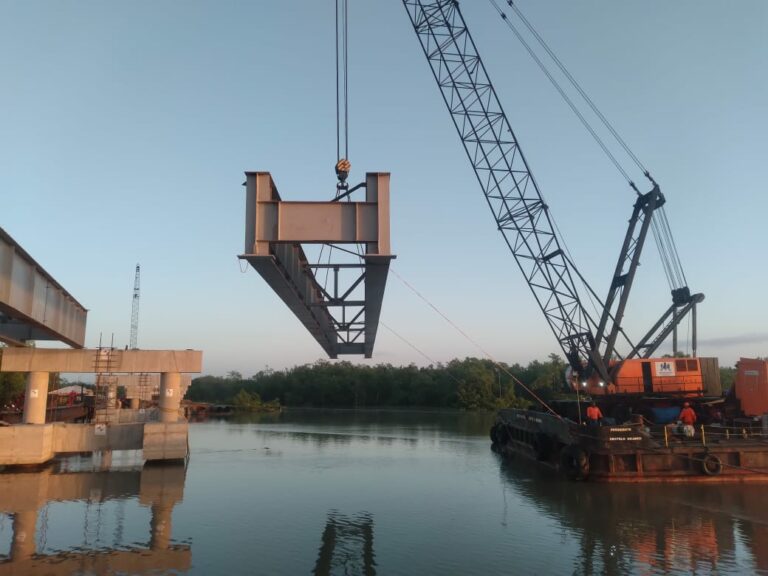 Obras da ponte sobre o Rio Pericumã são vistoriadas pelo Estado