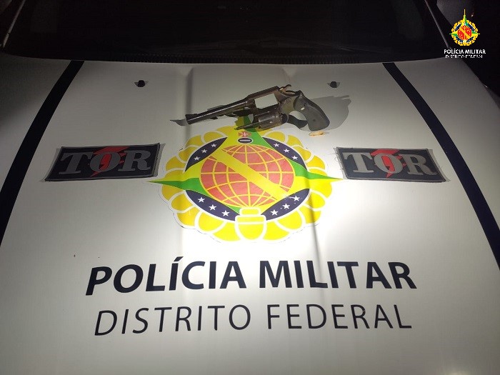 PMDF apreende arma em ponto de bloqueio em Planaltina