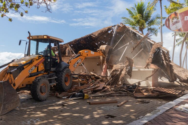 Por colocar população em risco, Prefeitura demole barraca na orla de Jatiúca