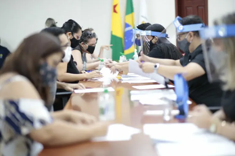 Professores nomeados no concurso efetivo são chamados para entrega de documentação