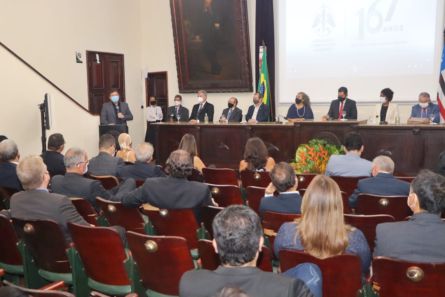 Secretário de Indústria, Comércio e Energia, Simplício Araújo, discursando na cerimônia. (Foto: Arthur Costa)