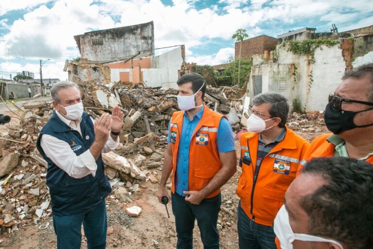 Prefeito em exercício, Ronaldo Lessa, visita local onde prédio desabou no Pinheiro