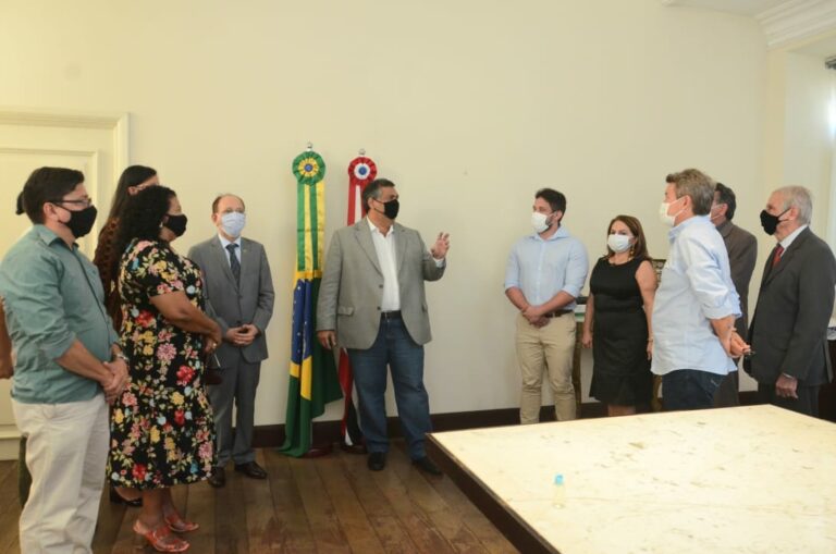Reunião no Palácio dos Leões sela início das obras do Nosso Centro em Viana