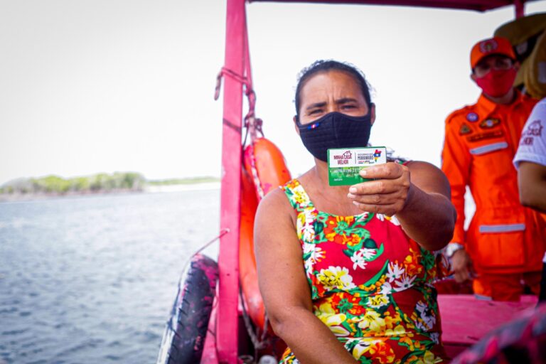 Vídeo: Moradores de Raposa recebem cartões do programa Minha Casa Melhor