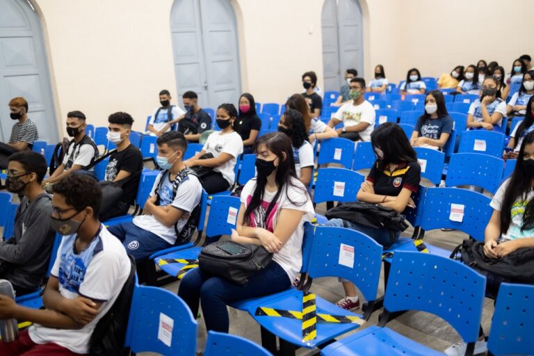 Vigilância Sanitária orienta estudantes e profissionais da rede estadual de ensino após retomada das aulas presenciais