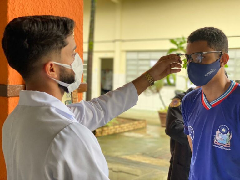 Secretaria da Educação realiza exames de vista com doação de óculos para professores e estudantes em dois colégios no bairro de Paripe