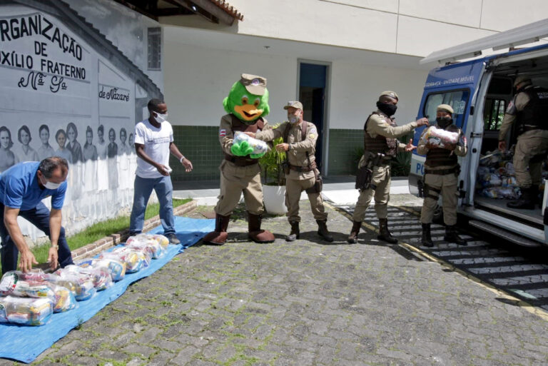 Polícia Militar entrega cestas básicas e continua recebendo doações para campanha Força Solidária