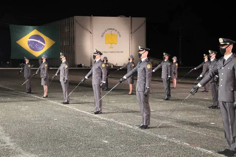 Formatura de 42 aspirantes marca cinquentenário da Academia Policial Militar do Guatupê