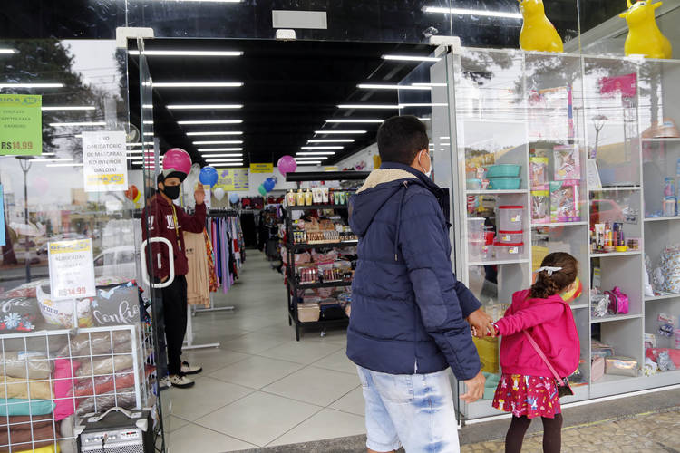 Mais afetados pela pandemia, comércio e serviços agora lideram alta de empregos no Paraná