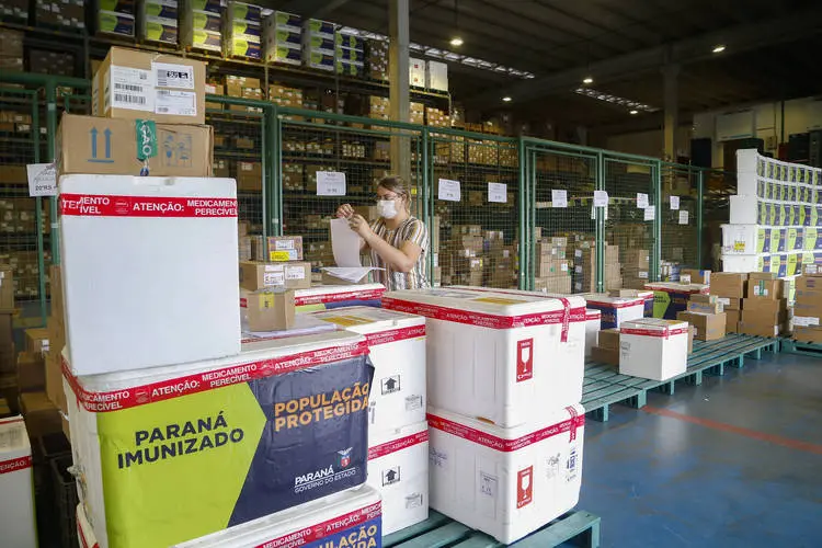 Governo inicia distribuição de mais 212 mil vacinas contra a Covid-19; veja a divisão