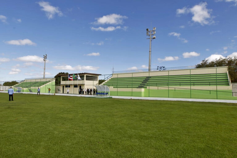 Cocos é beneficiada com reforma de estádio e hospital e obras de infraestrutura