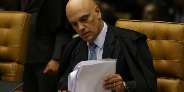 Bolsonaro formaliza pedido de impeachement de Alexandre de Moraes