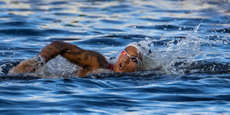 Ana Marcela Cunha é ouro na maratona aquática