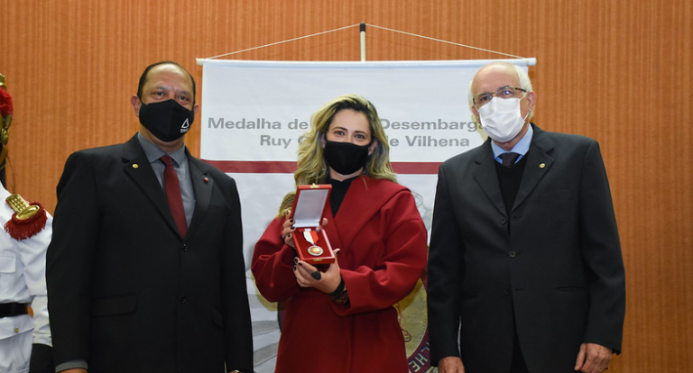 Hospital Eduardo de Menezes recebe medalha por serviços prestados durante a pandemia