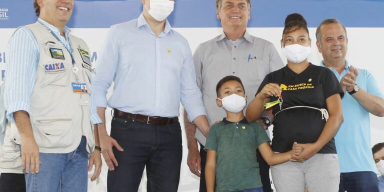 Governo entrega 2,7 mil moradias a famílias de baixa renda no Ceará