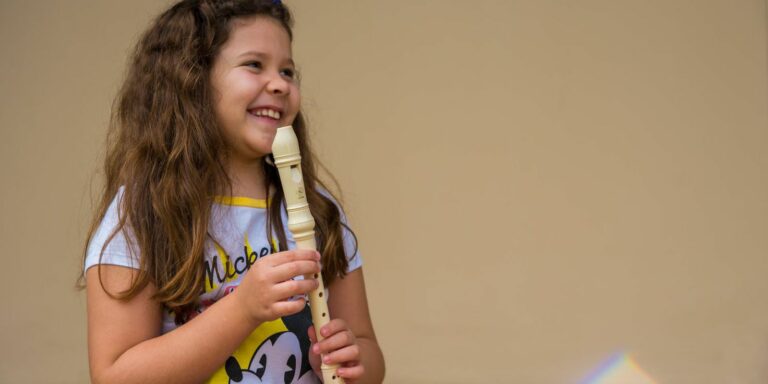 Crianças e adolescentes de Brumadinho abraçam música após desastre