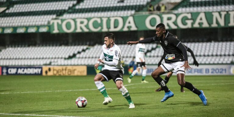 Com gol de Navarro, Botafogo vence Coritiba na Série B