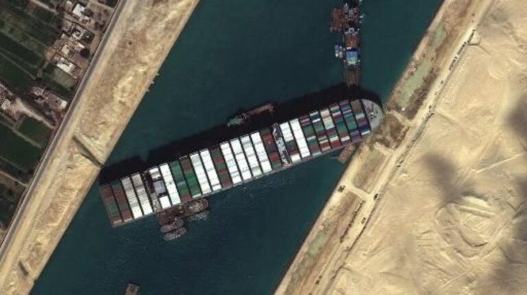 Navio que encalhou no Canal de Suez vira atração turística