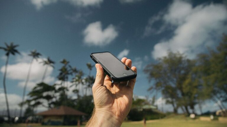 Buscas por celulares 5G crescem 477% no Brasil, enquanto preços caem