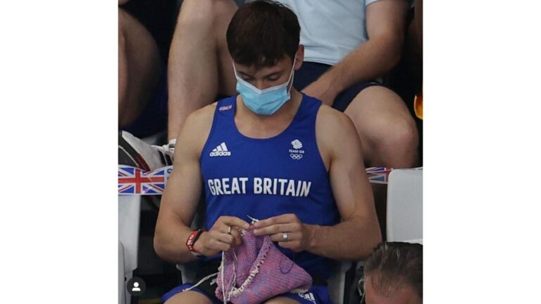 Estamos apaixonadas por Tom Daley,  nadador e medalhista britânico que faz tricô