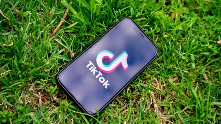 TikTok corta mensagens e notificações de adolescentes; veja as mudanças