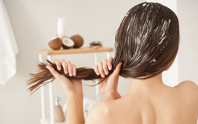 Óleo de coco nos cabelos: aliado ou rival?