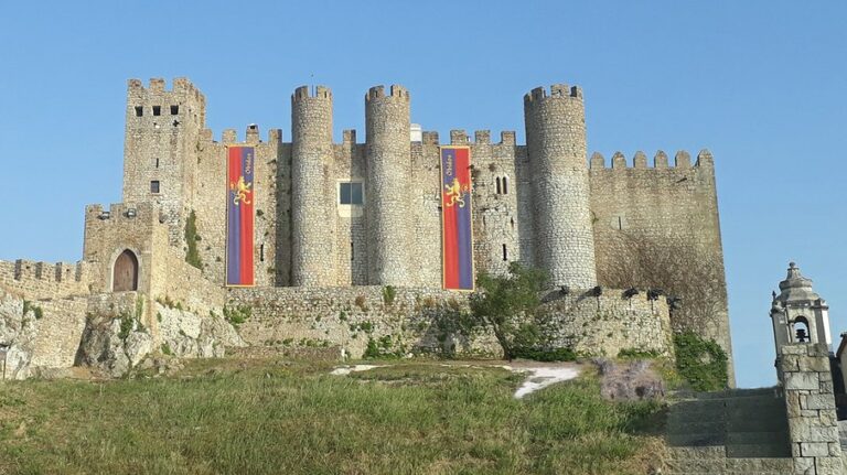 Cidade de Óbidos preserva castelo e festas medievais em Portugal; conheça
