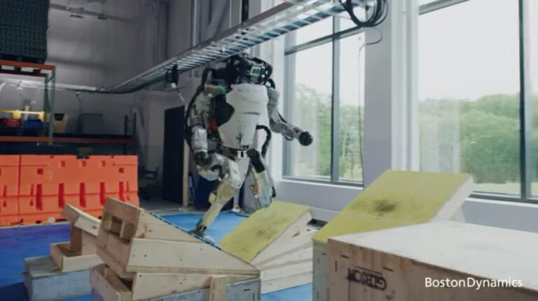 Robôs fazem parkour e dão mortal para trás; assista ao vídeo