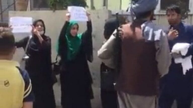 Mulheres afegãs protestam pelos seus direitos em Cabul após tomada do Talibã