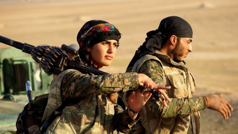 Mulheres no Afeganistão são apoiadas por organização de curdas contra o Talibã
