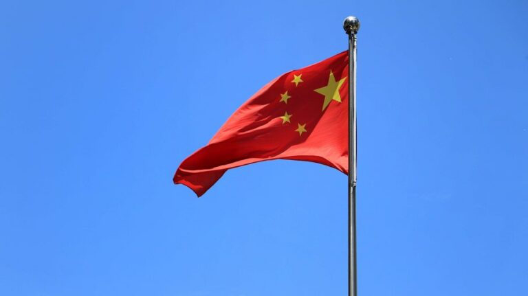China aprova lei para conter coleta de dados, mas governo não será afetado