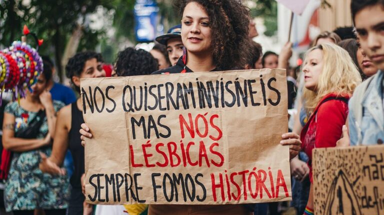 Mulheres lésbicas são invisíveis na comunidade LGBTQIAP+ e na sociedade