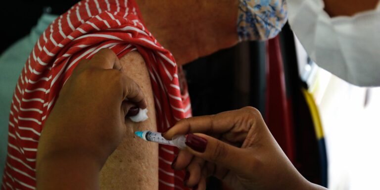 Município do Rio terá terceira dose de vacina para idosos em setembro